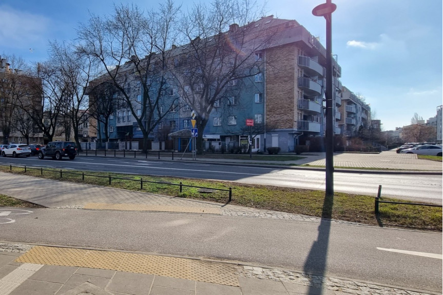 Warszawa, Praga-Południe Grochów, Józefa Chłopickiego, Witryna. Przy głównej ulicy. Na rogu.