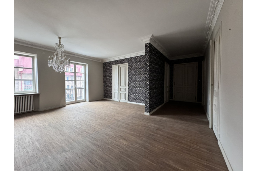Warszawa, Praga, Targowa, Klimatyczne 100 m² na ostatnim piętrze kamienicy