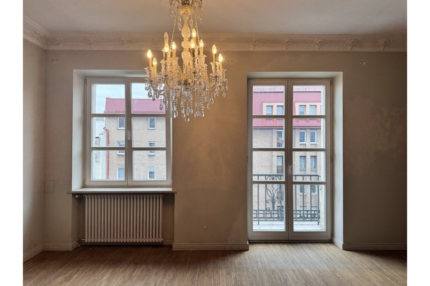 Warszawa, Praga, Targowa, Klimatyczne 100 m² na ostatnim piętrze kamienicy