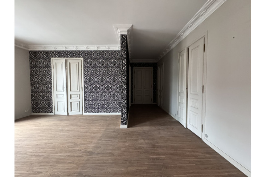 Warszawa, Praga, Targowa, Klimatyczne 100 m² na ostatnim piętrze kamienicy