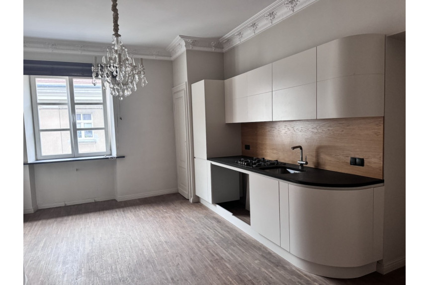 Warszawa, Praga, Targowa, Klimatyczne 100 m² na ostatnim piętrze kamienicy