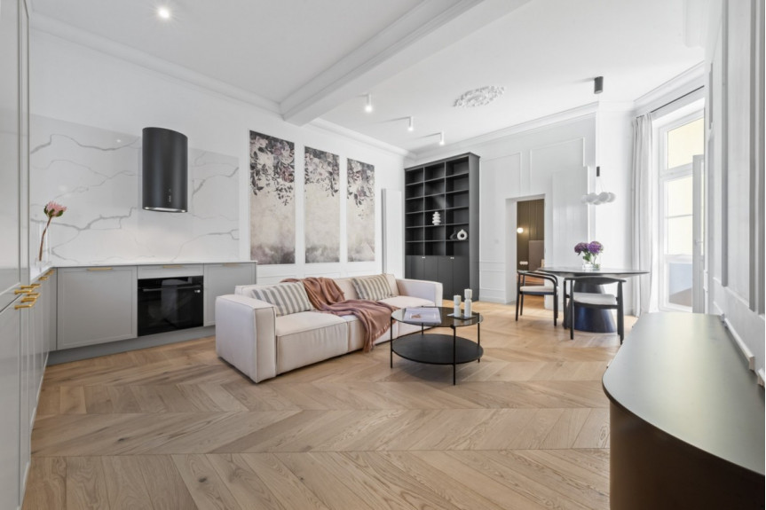 Warszawa, Śródmieście, Piękna, Apartament pod klucz w odrestaurowanej kamienicy
