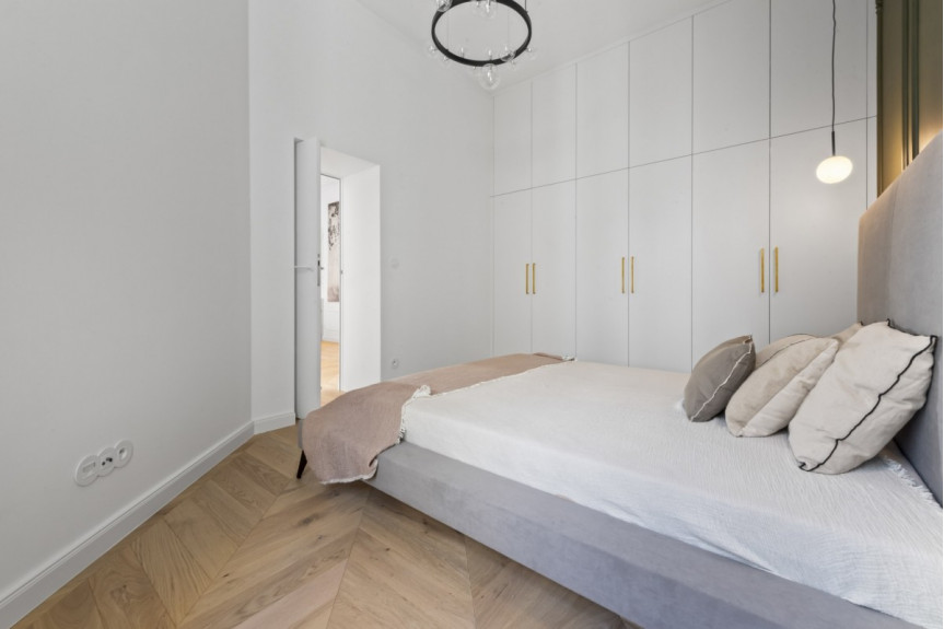 Warszawa, Śródmieście, Piękna, Apartament pod klucz w odrestaurowanej kamienicy