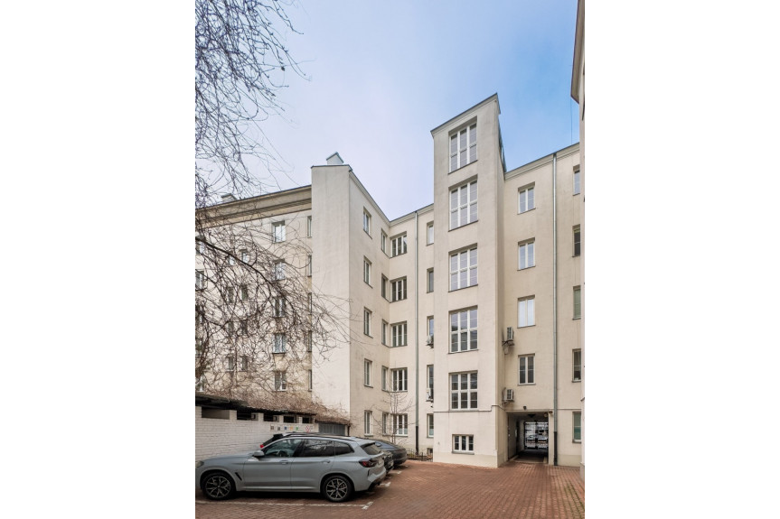 Warszawa, Śródmieście, Koszykowa, Odrestaurowana kamienica I Miejsce postojowe
