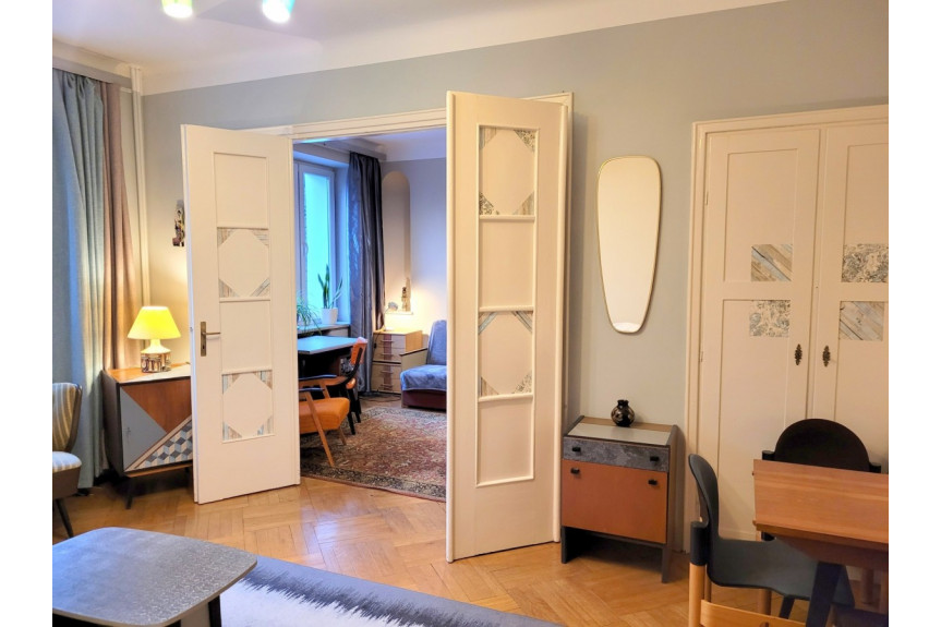Warszawa, Śródmieście Powiśle, Dynasy, Klimatyczne mieszkanie w modernistycznej kamienicy