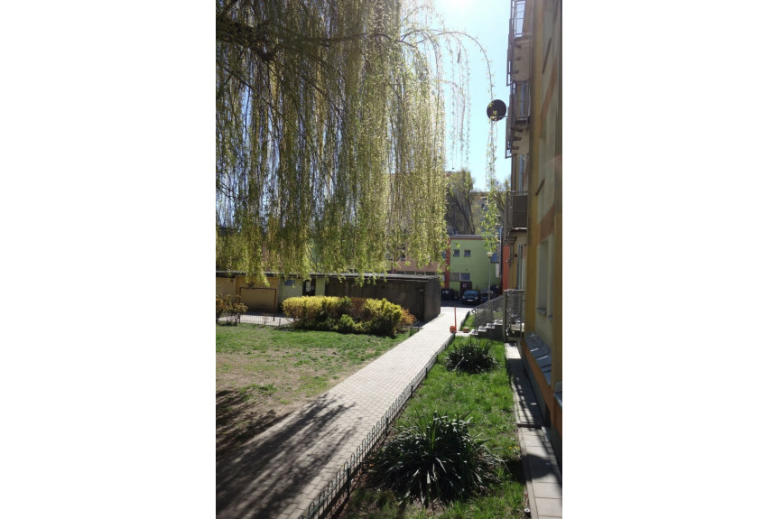 Warszawa, Wola, Żytnia, Trzy Rozkładowe Pokoje w Niskim Bloku z Cegły